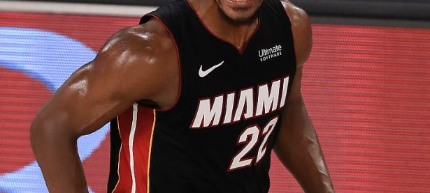 包含穆古鲁扎巅峰对决，巴特勒与70激战雄鹿分钟，赛况扑朔迷离胜负难料！的词条