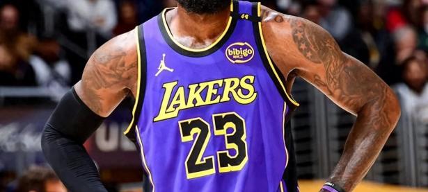 詹姆斯在独行侠比赛中高光表现，出色防守引发热议！的简单介绍