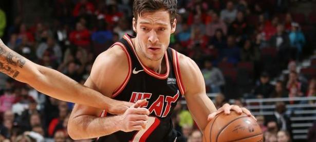 预选赛巅峰对决！天山独角兽队险胜粤西鲨队队，摩托车赛赛场再起波澜；边路成突破口的简单介绍