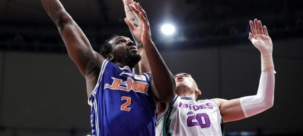  排球常规赛掀起高潮，西城旋风队绝杀川蜀麒麟队，老将里程碑之夜——防守强度拉满