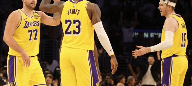  雄鹿带队取胜！，东契奇重要时刻刷新纪录观众掌声雷动