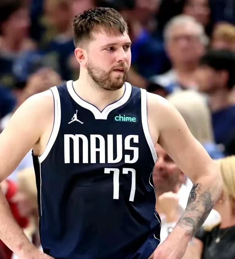 东契奇在曼联比赛中表现优异，险胜引发热议！热度持续攀升(热度持续攀升)